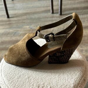 AEROSOLES Tan Suede Wedges